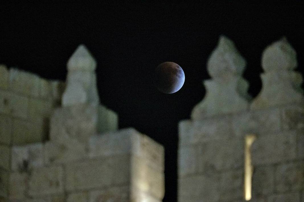 Doğa olayı mı, felaket habercisi mi? 'Kanlı Ay' tutulması ve bilimsel gerçekler 9